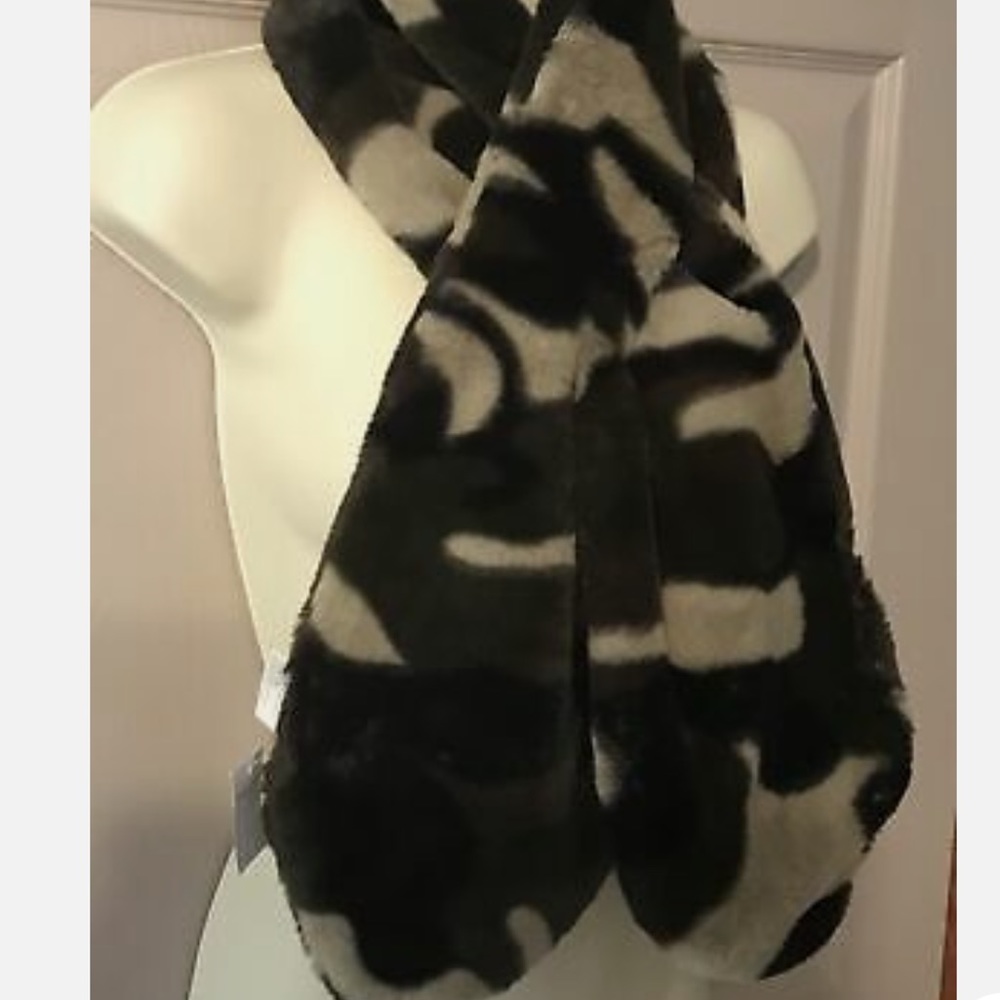 NWT American Eagle Faux Fur Camo Scarf